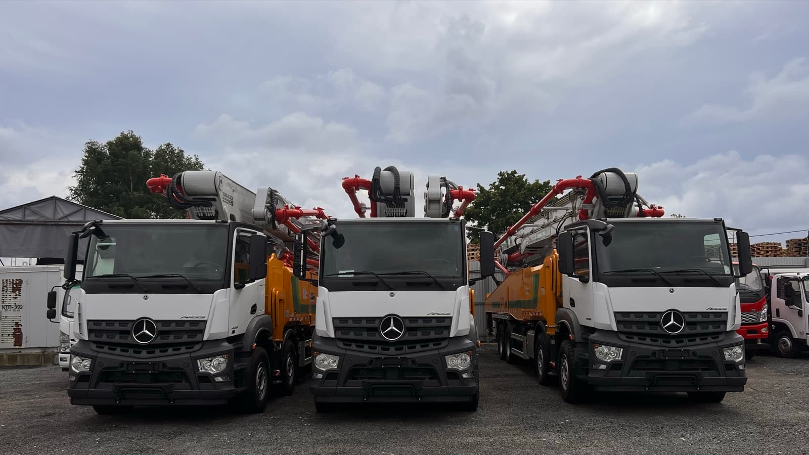 Автобетононасос SCHWING HB62V на шасси Mercedes-Benz Arocs на стоянке в Химках